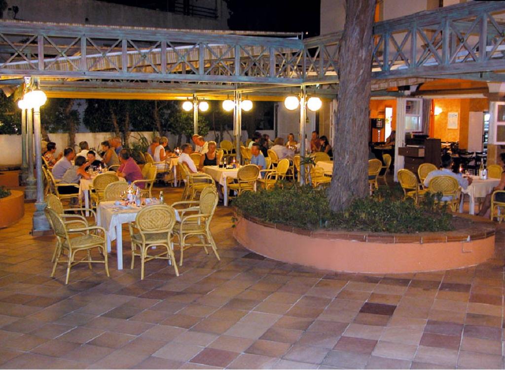 Hotel Beachclub Font De Sa Cala Exterior foto